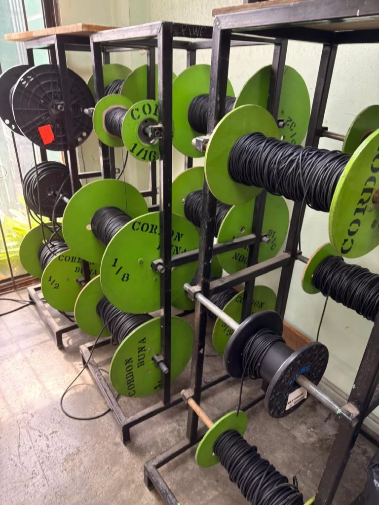 Carretes de cordón de hule en los anaqueles de Elasto Empak