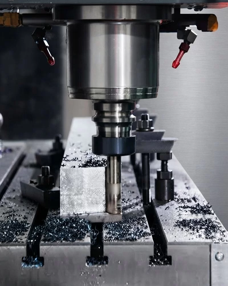 Fresadora CNC maquinando una pieza metálica en el taller